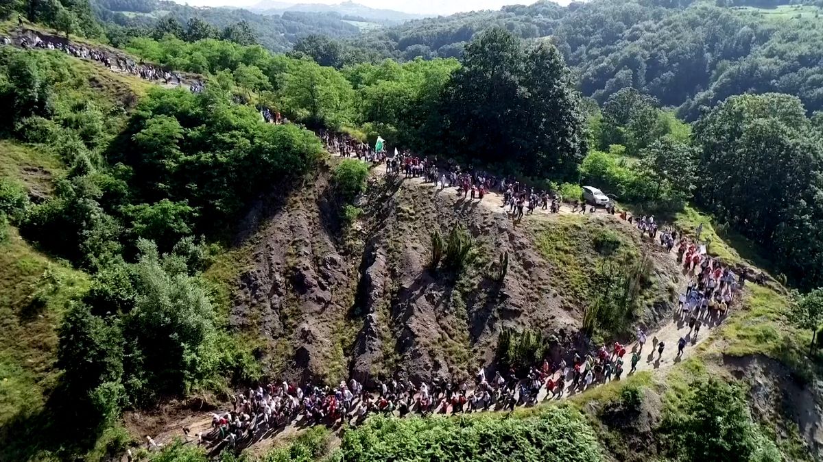 Připomínka genocidy ve Srebrenici. Tisíce lidí se vydaly na mírový pochod